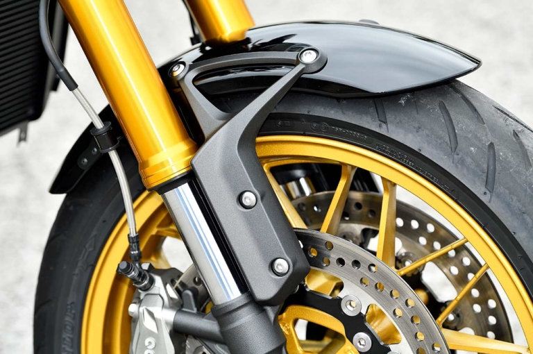 カワサキZ900RS SE|フロントフェンダー/ステー|カワサキZ900RS SE発売! 専用装備比較解説【売り切れ必至の超人気イエローボール】