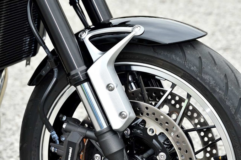 カワサキZ900RS|フロントフェンダー/ステー|カワサキZ900RS SE発売! 専用装備比較解説【売り切れ必至の超人気イエローボール】