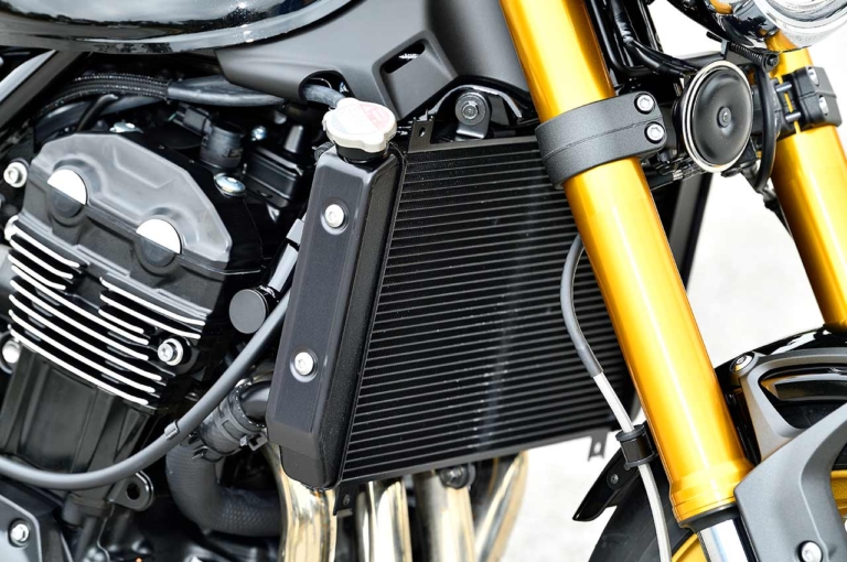 カワサキZ900RS SE|ラジエターサイドカバー|カワサキZ900RS SE発売! 専用装備比較解説【売り切れ必至の超人気イエローボール】
