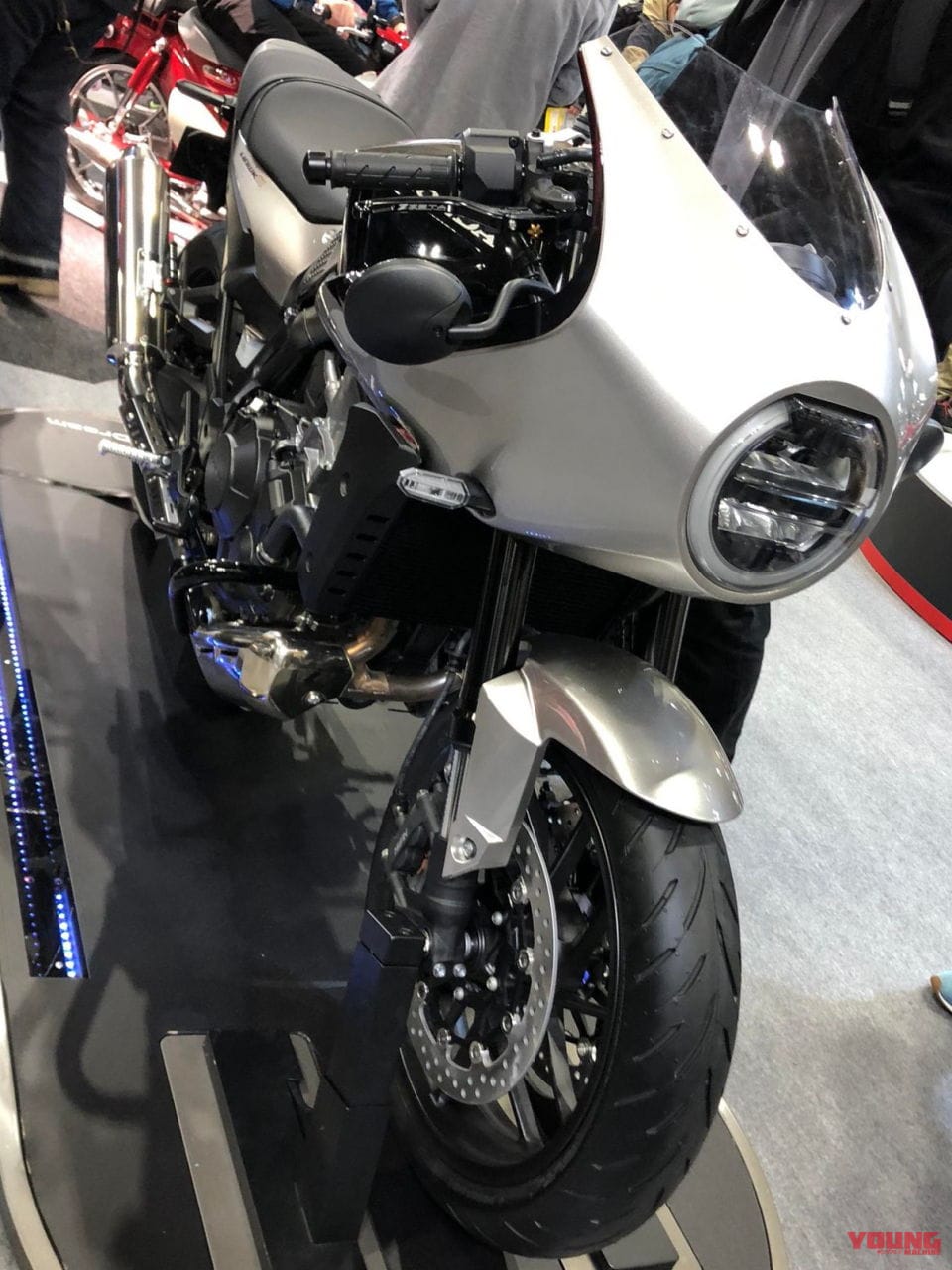 HONDA HAWK 11 Customized|【速報】ホンダ新型「クロスカブ110」、銀の「ホーク11」登場 in 大阪モーターサイクルショー