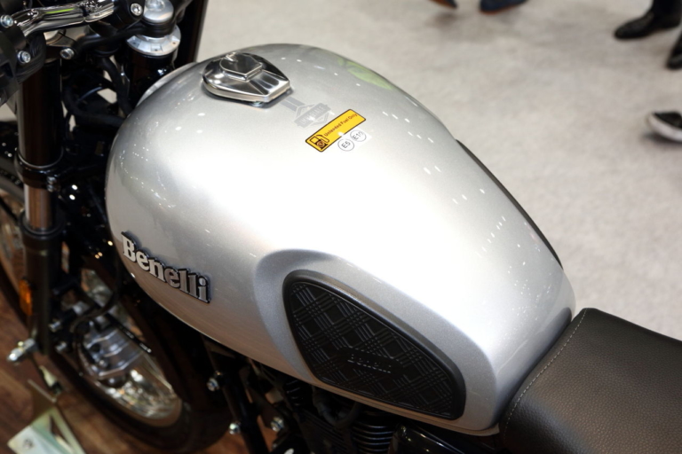 ベネリ インペリアーレ 400 燃料タンク|打倒GB350に空冷単気筒の刺客! ベネリ「インペリアーレ400」登場、ストファイ系「125S」も6月発売か【東京MCショー】