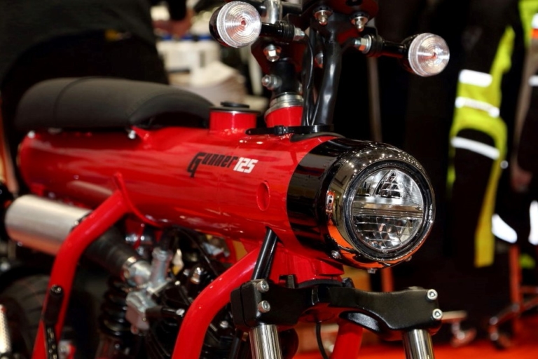 フェニックス ガンナー 125 ヘッドライト|ダックス125のライバルは大砲野郎?! フェニックス「ガンナー」シリーズ最高峰、125が初見参【東京MCショー】