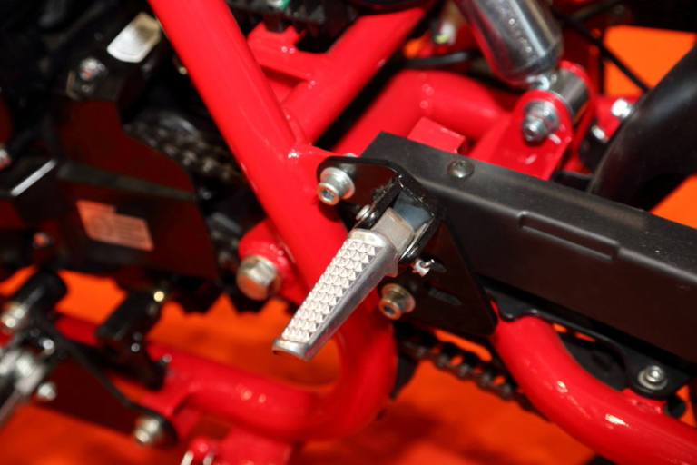 フェニックス ガンナー 125 ステップ|ダックス125のライバルは大砲野郎?! フェニックス「ガンナー」シリーズ最高峰、125が初見参【東京MCショー】