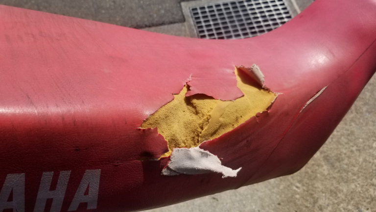 シート破れ|バイクシートを張り替えてみよう! 1時間もあれば自分で出来る!!【シワになってもいいんです】