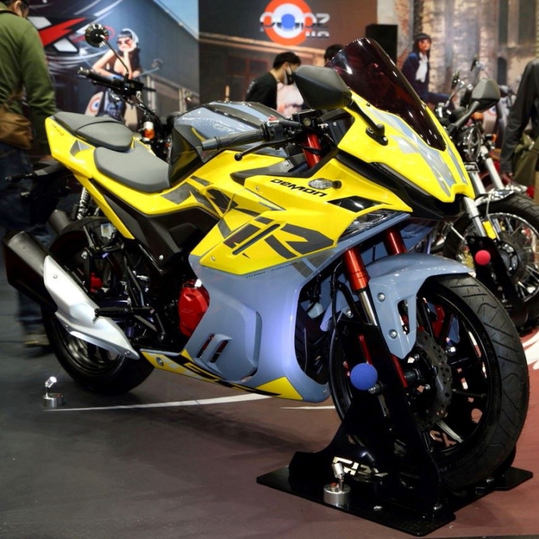 GPX Demon GR200R|ダックス125のライバルは大砲野郎?! フェニックス「ガンナー」シリーズ最高峰、125が初見参【東京MCショー】