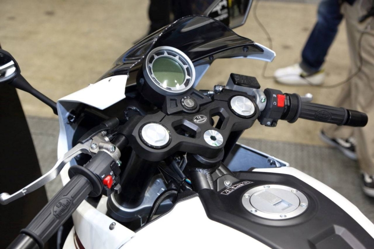 モンディアル スポーツクラシック パガーニ 300 ハンドル|かっこよ! 超クール原付二種『モンディアル』125軍団参上、日本限定の250もあるぞ【東京MCショー】