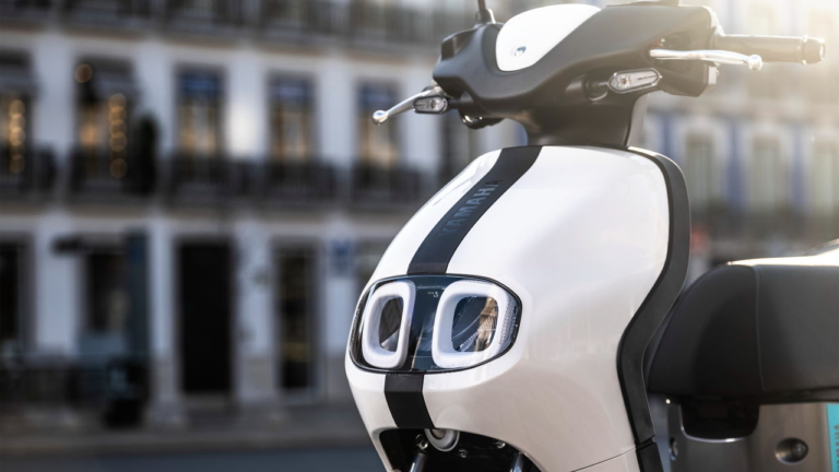 充電旅で３倍走れる?! ヤマハが欧州で新型電動スクーター「NEO’S」を発売
