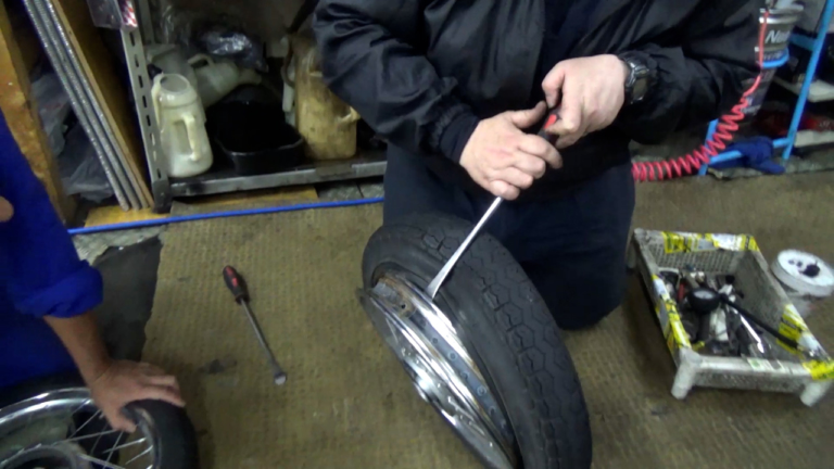 タイヤ外し|【動画で解説】バイク屋さんにタイヤ交換を教えてもらったら、簡単すぎて感動モノだった