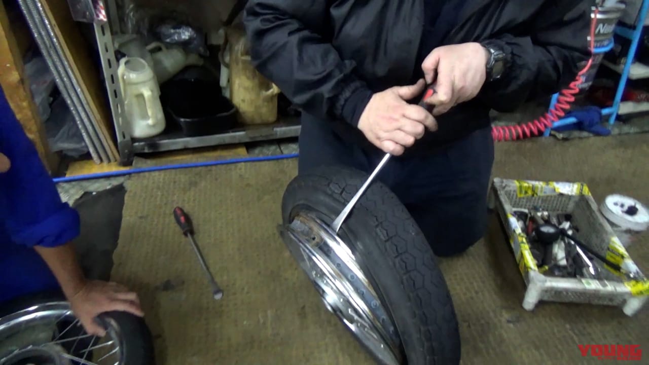 動画で解説 バイク屋さんにタイヤ交換を教えてもらったら 簡単すぎて感動モノだった Webヤングマシン 新車バイクニュース 動画で解説 バイク屋さんにタイヤ交換を教えてもらったら 簡単すぎて感動モノだった Webヤングマシン 新車バイクニュース