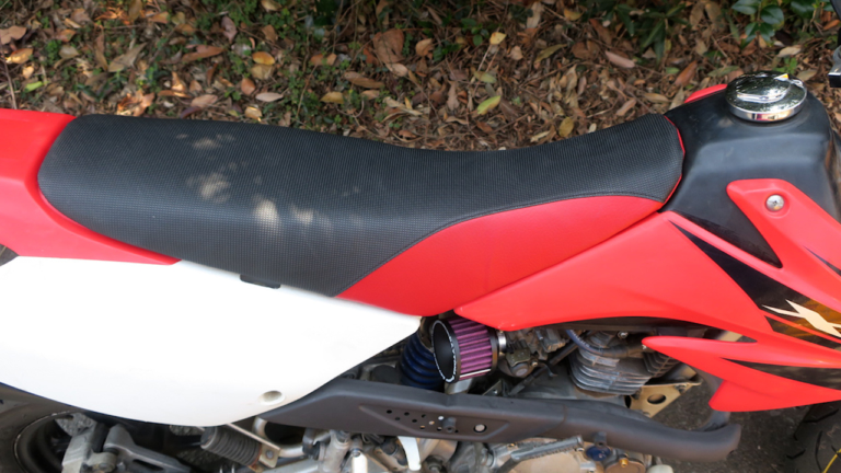 シート張り替え|バイクシートを張り替えてみよう! 1時間もあれば自分で出来る!!【シワになってもいいんです】