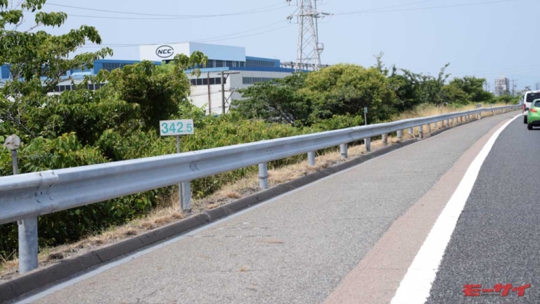 [元警察官が解説] 似てるけどまったく異なる“路肩”と“路側帯”の違いとは? それぞれ走行したら違反になるのか?