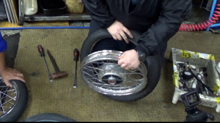 タイヤ外し|【動画で解説】バイク屋さんにタイヤ交換を教えてもらったら、簡単すぎて感動モノだった