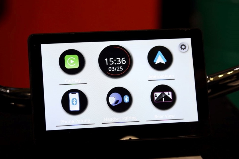 デイトナ モト・スマート・モニター|今の愛車でアップルカープレイ/アンドロイドオートが使える! デイトナ「モトスマートモニター」【東京MCショー】