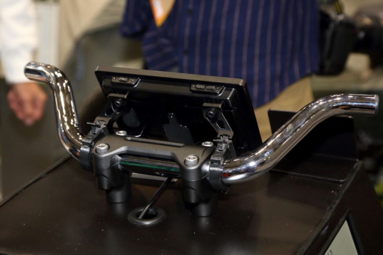 デイトナ モト・スマート・モニター|今の愛車でアップルカープレイ/アンドロイドオートが使える! デイトナ「モトスマートモニター」【東京MCショー】