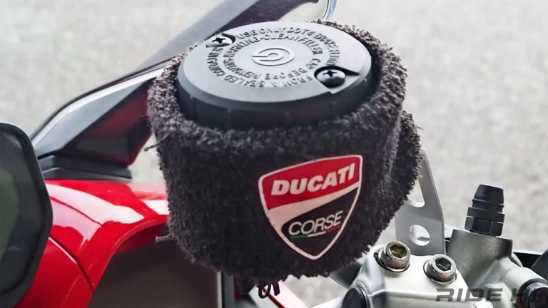 「え、格好いいからじゃないの？」フロントブレーキのフルードカップにリストバンドを装着するのにはワケがあった[バイク雑学]
