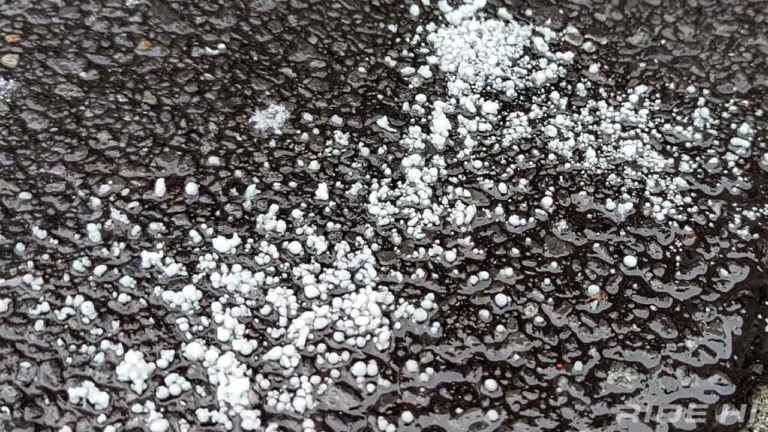 【滑る! サビる!】冬のツーリング後には“融雪剤”を落とす洗車が必須[バイクメンテナンス]