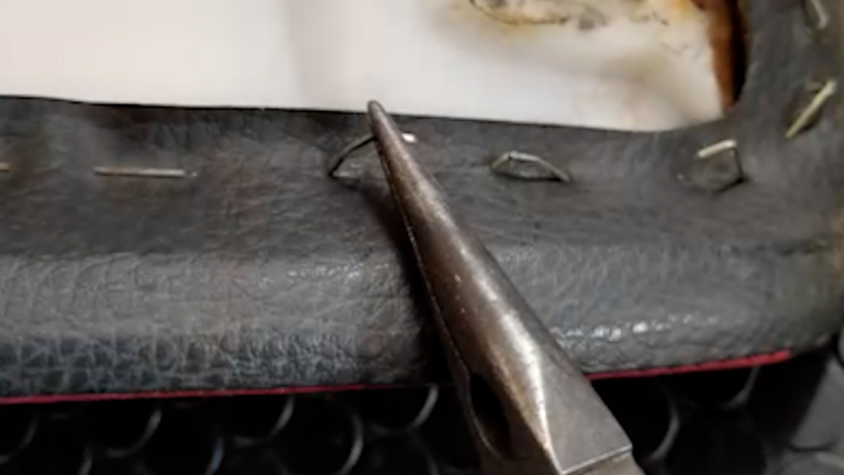 シート張り替え|ステープル|バイクシートを張り替えてみよう! 1時間もあれば自分で出来る!!【シワになってもいいんです】