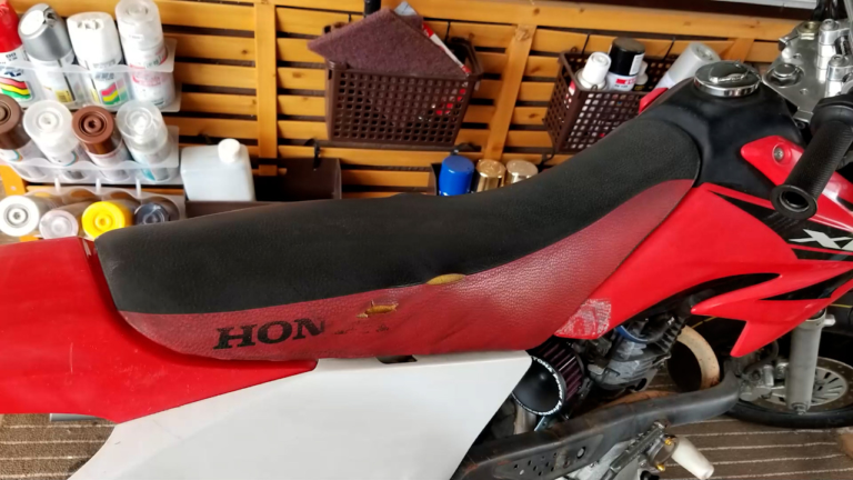 シート破れ|バイクシートを張り替えてみよう! 1時間もあれば自分で出来る!!【シワになってもいいんです】