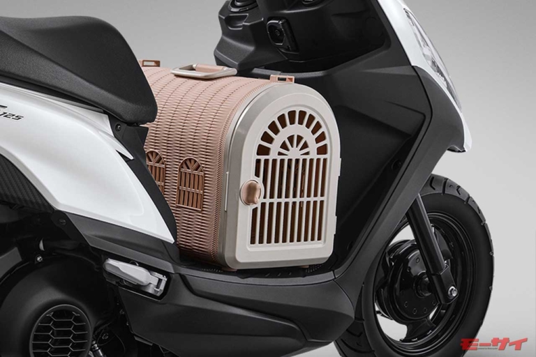[バイクと交通問題] スクーターの足元に荷物を載せて走行したら道交法違反?【荷物を置くためのスペースではない!?】