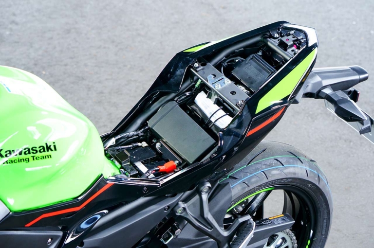 カワサキ ニンジャ650|ユーティリティ|新型ヤマハYZF-R7 vsライバル徹底比較#2 ライディングポジション/主要装備編〈RS660/CBR650R/ニンジャ650〉