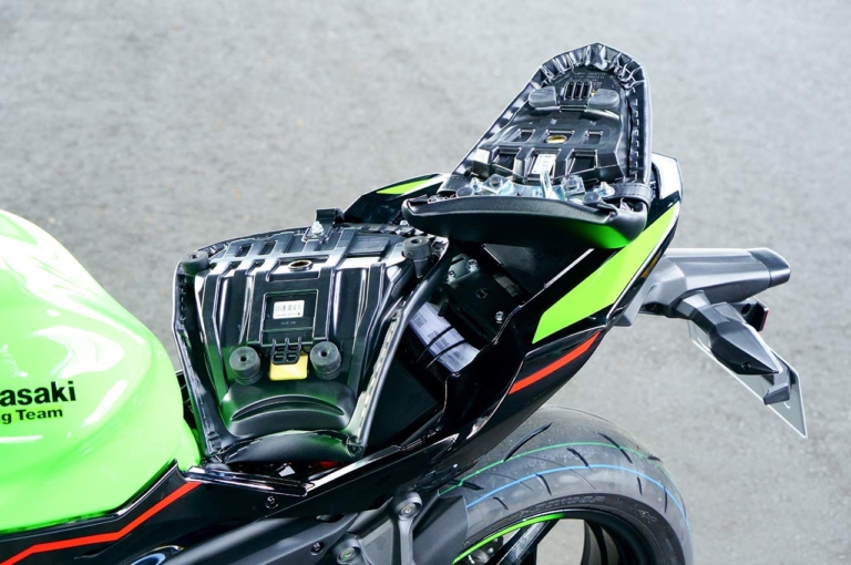 カワサキ ニンジャ650|ユーティリティ|新型ヤマハYZF-R7 vsライバル徹底比較#2 ライディングポジション/主要装備編〈RS660/CBR650R/ニンジャ650〉