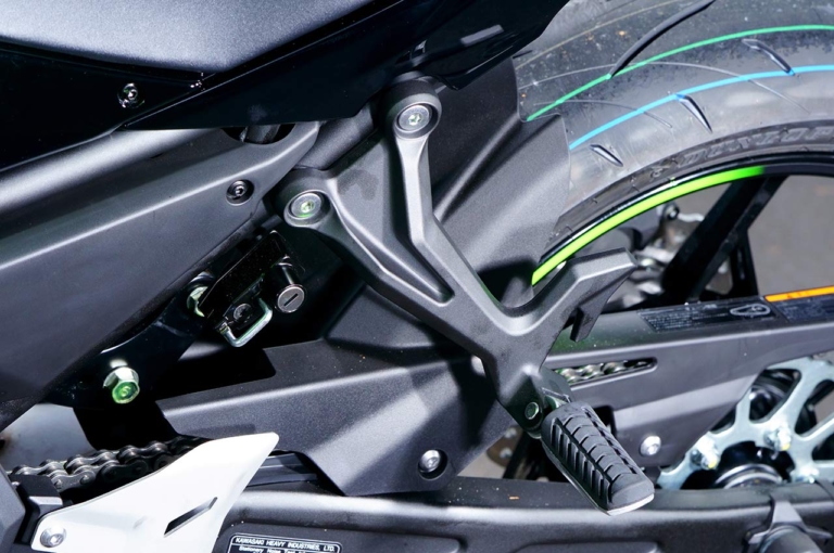 カワサキ ニンジャ650|ユーティリティ|新型ヤマハYZF-R7 vsライバル徹底比較#2 ライディングポジション/主要装備編〈RS660/CBR650R/ニンジャ650〉