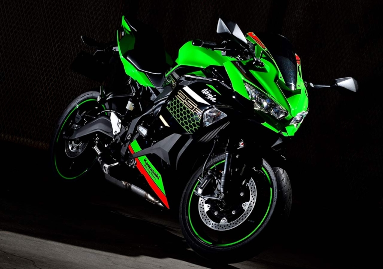 カワサキ ニンジャZX-25Rシリーズ|“マシン オブ ザ イヤー2021″結果発表:ストリートスポーツ250cc部門【クラス唯一の4気筒が2年目の快挙】