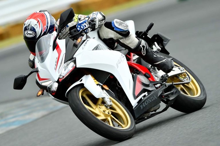 ホンダCBR250RR|“マシン オブ ザ イヤー2021″結果発表:ストリートスポーツ250cc部門【クラス唯一の4気筒が2年目の快挙】