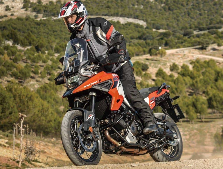 スズキ Vストローム1050/XT|“マシン オブ ザ イヤー2021″結果発表:オフロード部門【セロー涙のファイナルから2連覇】