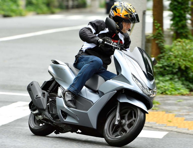 ホンダ PCXシリーズ|“マシン オブ ザ イヤー2021″結果発表:スクーター部門【フルモデルチェンジのPCXが4連覇】