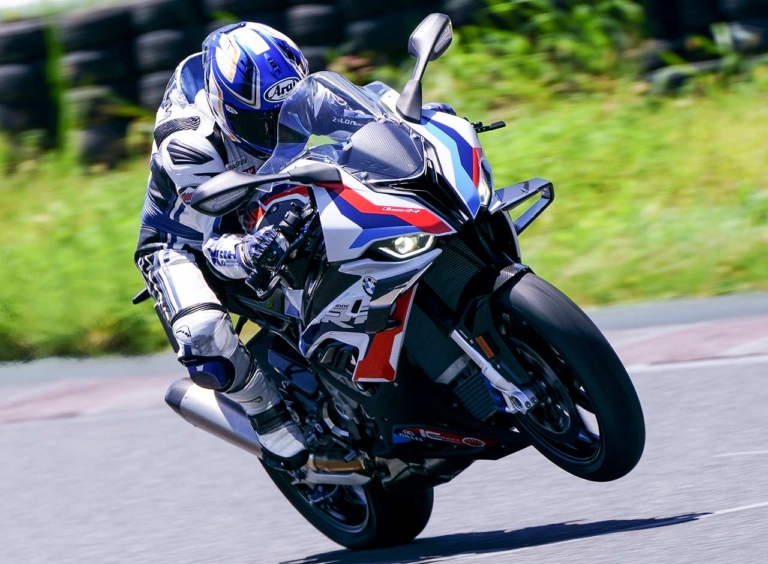 BMW M1000RR|“マシン オブ ザ イヤー2021″結果発表:外国車部門【BMWが2連覇の快挙】