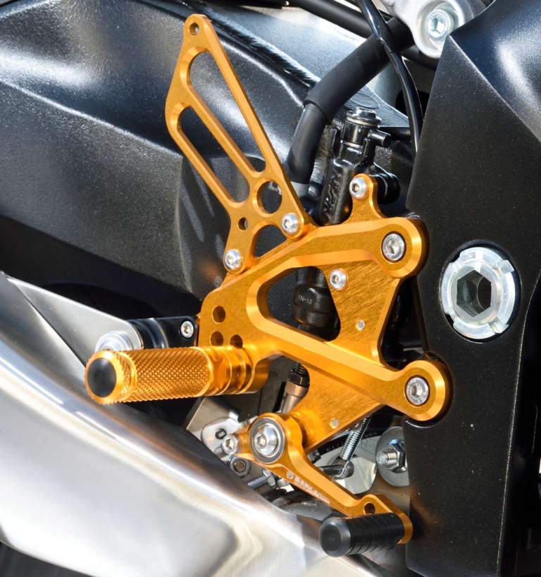 GSX-S1000 パフォーマンスステップキット|ベビーフェイス|ベビーフェイスGSX-S1000カスタム【操る楽しみをスープアップするオリジナルパーツ】