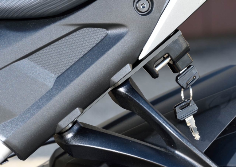 GSX-S1000 ヘルメットホルダー|ベビーフェイス|ベビーフェイスGSX-S1000カスタム【操る楽しみをスープアップするオリジナルパーツ】