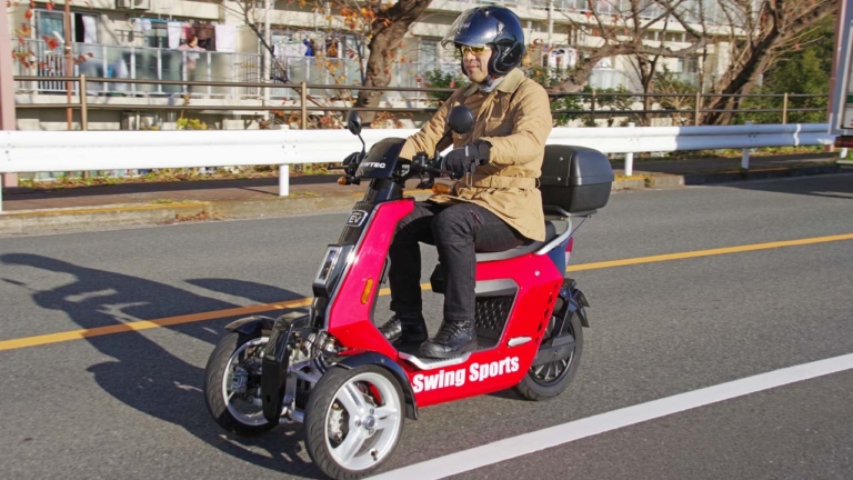 フロント2輪＋ダブルウィッシュボーンサスが楽しい電動ビークル「スイングスポーツ」に乗ってみた