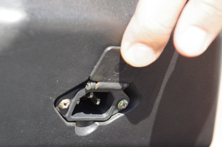 日本エレクトライク スイングスポーツ|フロント2輪+ダブルウィッシュボーンサスが楽しい電動ビークル「スイングスポーツ」に乗ってみた