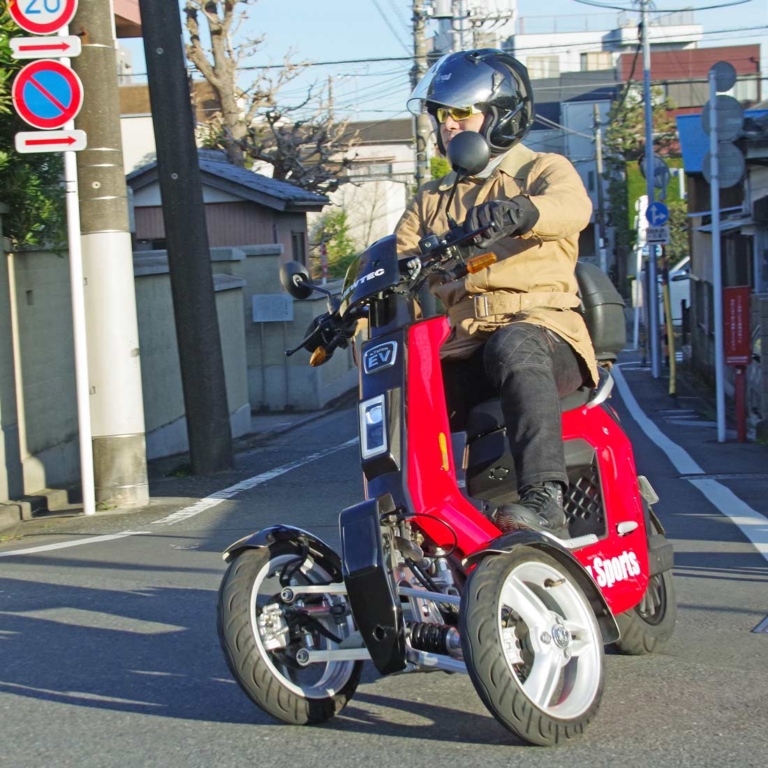 日本エレクトライク スイングスポーツ|フロント2輪+ダブルウィッシュボーンサスが楽しい電動ビークル「スイングスポーツ」に乗ってみた