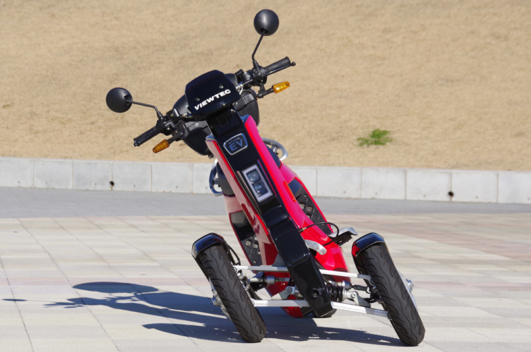 日本エレクトライク スイングスポーツ|フロント2輪+ダブルウィッシュボーンサスが楽しい電動ビークル「スイングスポーツ」に乗ってみた