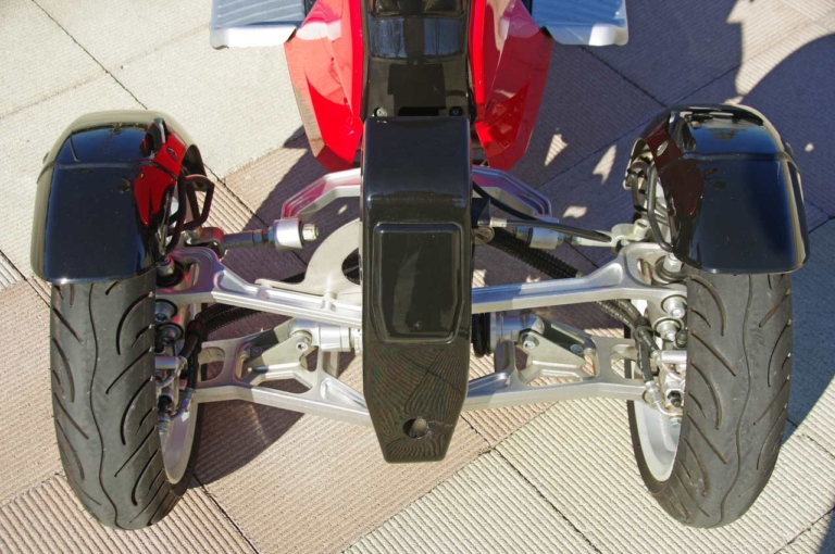 日本エレクトライク スイングスポーツ|フロント2輪+ダブルウィッシュボーンサスが楽しい電動ビークル「スイングスポーツ」に乗ってみた