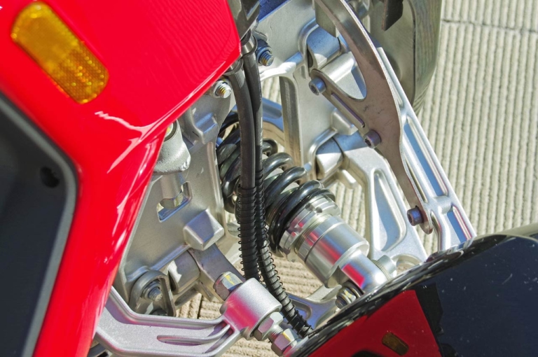 日本エレクトライク スイングスポーツ|フロント2輪+ダブルウィッシュボーンサスが楽しい電動ビークル「スイングスポーツ」に乗ってみた