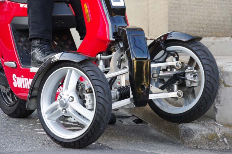 日本エレクトライク スイングスポーツ|フロント2輪+ダブルウィッシュボーンサスが楽しい電動ビークル「スイングスポーツ」に乗ってみた