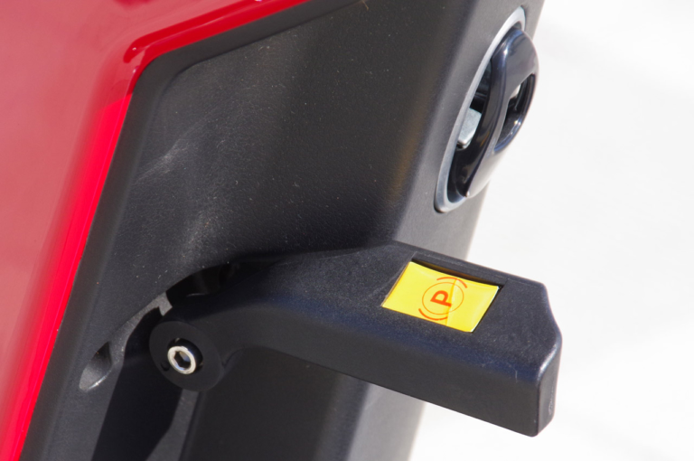 日本エレクトライク スイングスポーツ|フロント2輪+ダブルウィッシュボーンサスが楽しい電動ビークル「スイングスポーツ」に乗ってみた