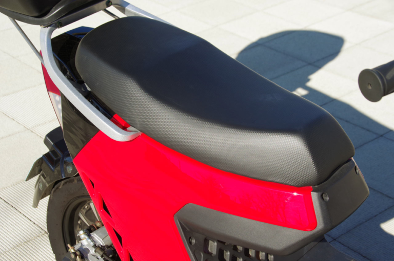 日本エレクトライク スイングスポーツ|フロント2輪+ダブルウィッシュボーンサスが楽しい電動ビークル「スイングスポーツ」に乗ってみた