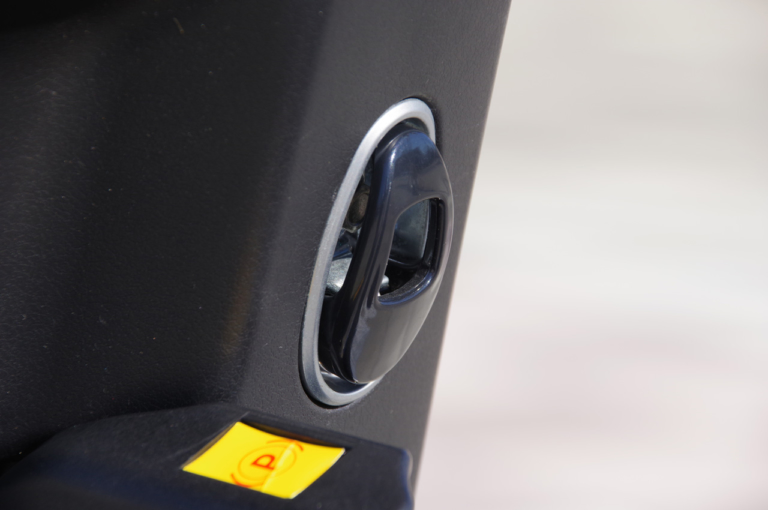 日本エレクトライク スイングスポーツ|フロント2輪+ダブルウィッシュボーンサスが楽しい電動ビークル「スイングスポーツ」に乗ってみた