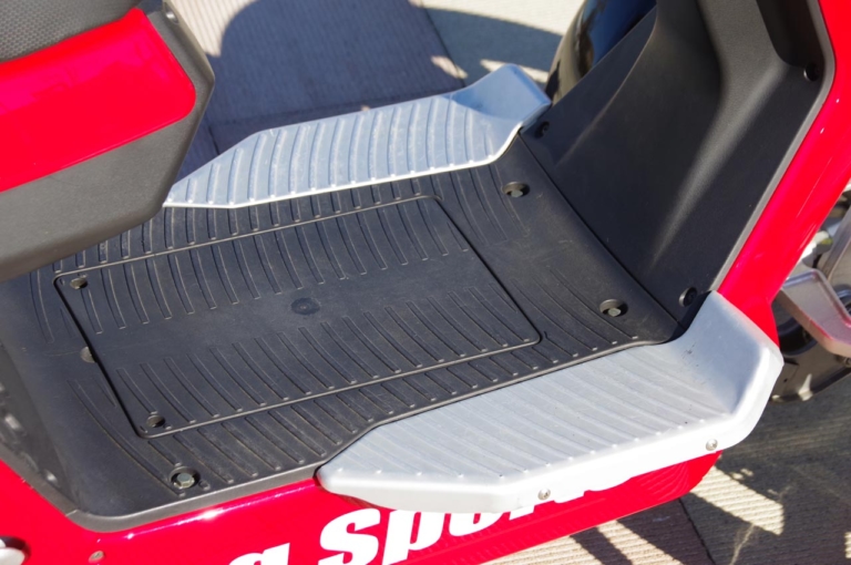 日本エレクトライク スイングスポーツ|フロント2輪+ダブルウィッシュボーンサスが楽しい電動ビークル「スイングスポーツ」に乗ってみた