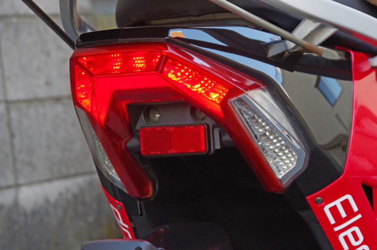 日本エレクトライク スイングスポーツ|フロント2輪+ダブルウィッシュボーンサスが楽しい電動ビークル「スイングスポーツ」に乗ってみた