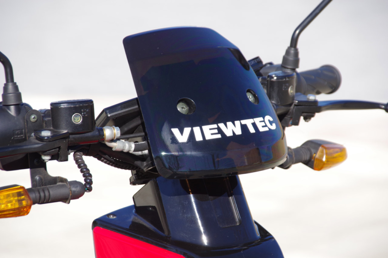 日本エレクトライク スイングスポーツ|フロント2輪+ダブルウィッシュボーンサスが楽しい電動ビークル「スイングスポーツ」に乗ってみた