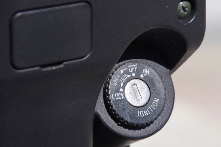 日本エレクトライク スイングスポーツ|フロント2輪+ダブルウィッシュボーンサスが楽しい電動ビークル「スイングスポーツ」に乗ってみた