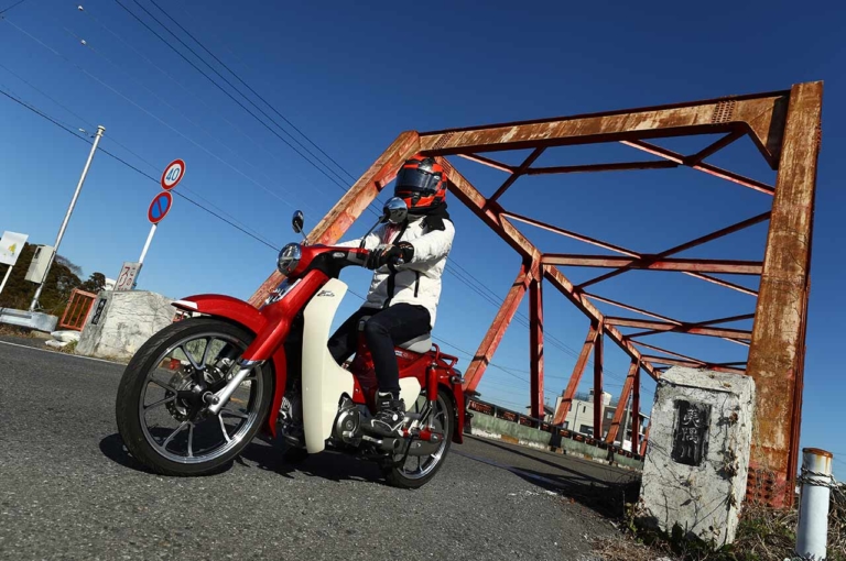 ホンダ スーパーカブC125|岡崎静夏のホンダ スーパーカブC125試乗インプレ【アイデンティティを守りつつ進化するというカッコよさ】