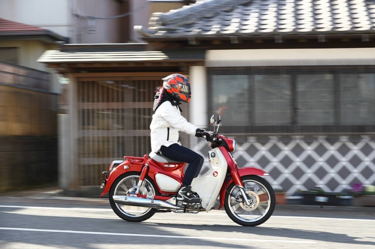 ホンダ スーパーカブC125|岡崎静夏のホンダ スーパーカブC125試乗インプレ【アイデンティティを守りつつ進化するというカッコよさ】