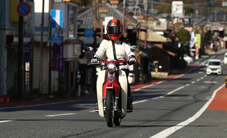 ホンダ スーパーカブC125|岡崎静夏のホンダ スーパーカブC125試乗インプレ【アイデンティティを守りつつ進化するというカッコよさ】